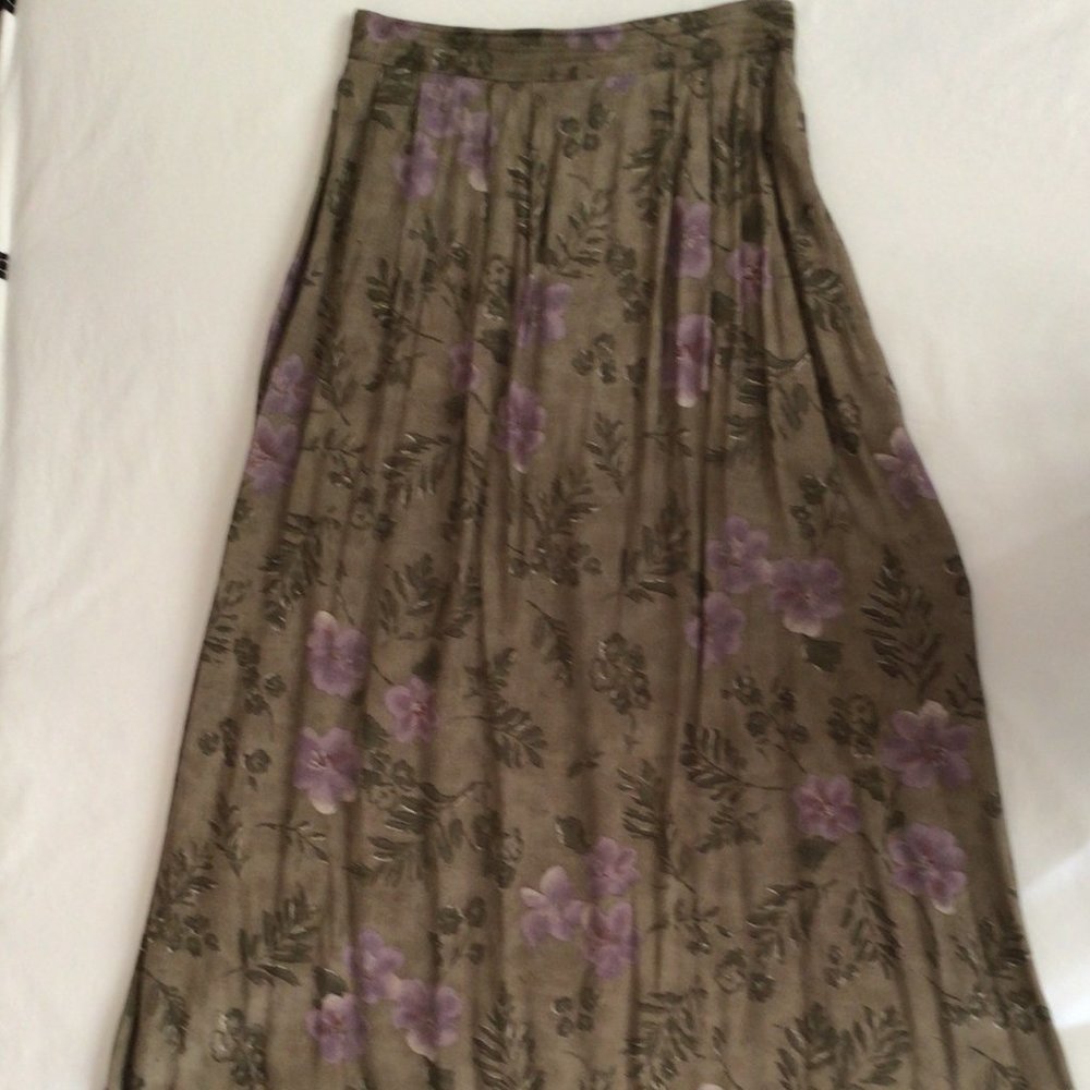 Sag Harbor - Light green skirt with lavender flowers and darker green foliage - Picture 3 of 9
